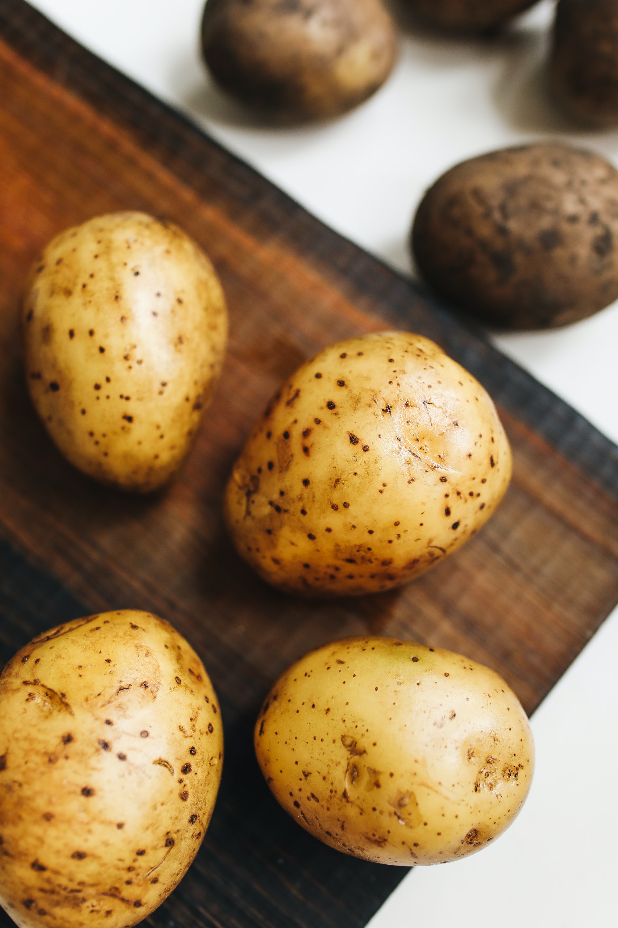 photo-of-potato-on-wooden-surface-4110462